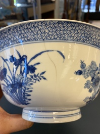 Un bol en porcelaine de Chine en bleu et blanc &agrave; d&eacute;cor floral, Kangxi