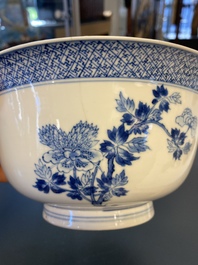 Een Chinese blauw-witte kom met floraal decor, Kangxi