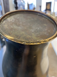 Een Chinese bronzen 'meiping' vaas met draken op de schouder, Kangxi