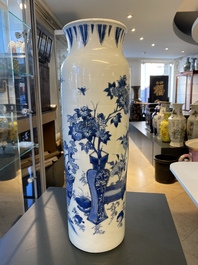 Een Chinese blauw-witte rouleau vaas met antiquiteiten, Transitie periode