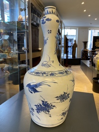 Een Chinese blauw-witte flesvormige vaas uit het 'Hatcher' scheepswrak, Transitie periode