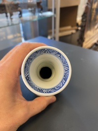 Un vase en forme de lotus en porcelaine de Chine en bleu et blanc, Kangxi