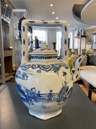 Een grote Chinese blauw-witte hexagonale theepot met deksel, Transitie periode