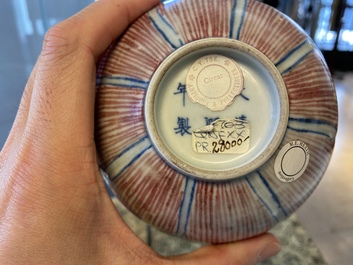 Une paire de bols en forme de lotus en porcelaine de Chine en bleu, blanc et rouge de cuivre, marque de Kangxi, 19&egrave;me