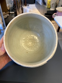 Un bol en porcelaine de Chine en bleu et blanc &agrave; d&eacute;cor de qilins, &eacute;poque Transition