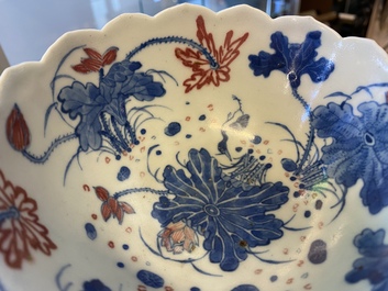 Een paar Chinese blauw-witte en koperrode 'lotus' kommen, Kangxi merk, 19e eeuw