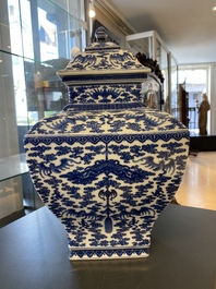 Un vase couvert en porcelaine de Chine en bleu et blanc &agrave; d&eacute;cor de chauve-souris et nuages, marque et &eacute;poque de Qianlong