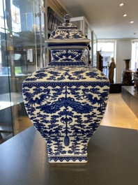 Un vase couvert en porcelaine de Chine en bleu et blanc &agrave; d&eacute;cor de chauve-souris et nuages, marque et &eacute;poque de Qianlong