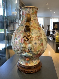 Un vase de forme 'hu' en porcelaine de Chine famille rose &agrave; d&eacute;cor millefleurs, marque de Qianlong, R&eacute;publique