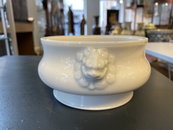Un br&ucirc;le-parfum en porcelaine blanc de Chine de Dehua aux anses en forme de t&ecirc;tes de lions, marque de Xuande, Kangxi
