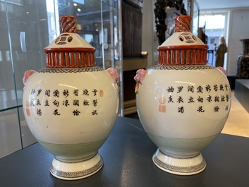 Une paire de vases couverts aux couvercles ajour&eacute;s en porcelaine de Chine famille rose, Qianlong marque, R&eacute;publique