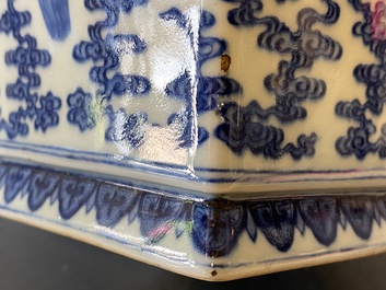 Een Chinese blauw-witte dekselvaas met vleermuizen tussen wolken, Qianlong merk en periode