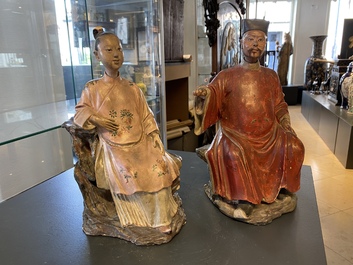 Een paar Chinese beschilderde aardewerken figuren met knikkende hoofden, Qianlong