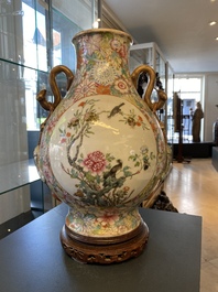 Un vase de forme 'hu' en porcelaine de Chine famille rose &agrave; d&eacute;cor millefleurs, marque de Qianlong, R&eacute;publique