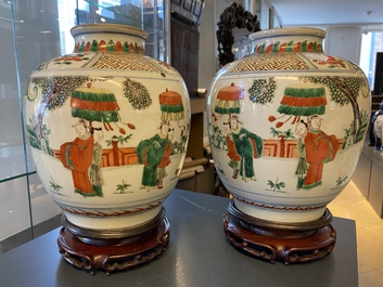 Une paire de vases en porcelaine de Chine famille verte sur socles en bois, marque de li&egrave;vre, 19&egrave;me