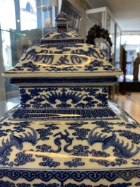 Un vase couvert en porcelaine de Chine en bleu et blanc &agrave; d&eacute;cor de chauve-souris et nuages, marque et &eacute;poque de Qianlong