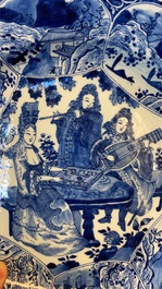 Een Chinese blauw-witte schotel met muzikanten, Kangxi