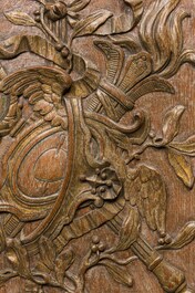 Un panneau de style transition en bois sculpt&eacute; &agrave; d&eacute;cor de rubans et feuilles d'acanthes, France, 18&egrave;me