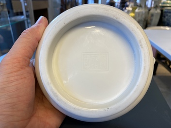 Een Chinese Dehua blanc de Chine wierookbrander met leeuwenkoppen, Xuande merk, Kangxi