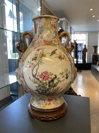 Un vase de forme 'hu' en porcelaine de Chine famille rose &agrave; d&eacute;cor millefleurs, marque de Qianlong, R&eacute;publique