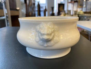 Een Chinese Dehua blanc de Chine wierookbrander met leeuwenkoppen, Xuande merk, Kangxi