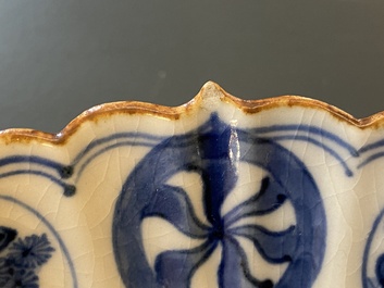 Une assiette en porcelaine Arita de Japon en bleu et blanc &agrave; d&eacute;cor d'un li&egrave;vre, Edo, d&eacute;but du 18&egrave;me