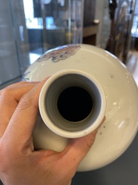 Un vase de forme 'meiping' en porcelaine de Chine en bleu, blanc et rouge de cuivre, marque de Qianlong, 18/19&egrave;me