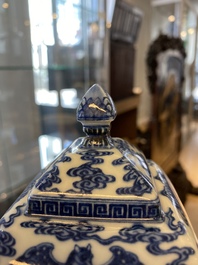 Un vase couvert en porcelaine de Chine en bleu et blanc &agrave; d&eacute;cor de chauve-souris et nuages, marque et &eacute;poque de Qianlong