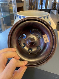 Un bol en porcelaine de Chine en bleu et blanc &agrave; d&eacute;cor de qilins, &eacute;poque Transition