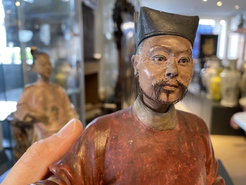 Een paar Chinese beschilderde aardewerken figuren met knikkende hoofden, Qianlong