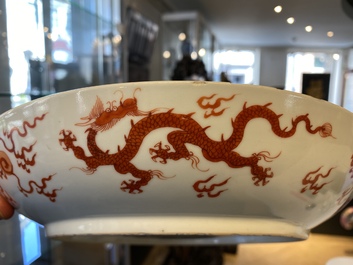 Een Chinese ijzerrode 'draken' schotel, Chenghua merk, Kangxi