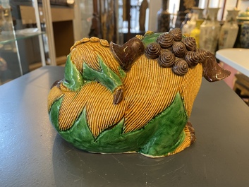 Un lion bouddhiste en biscuit &eacute;maill&eacute; vert, Kangxi