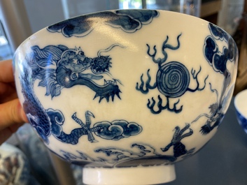 Une paire de bols en porcelaine de Chine 'Bleu de Hue' pour le Vietnam, 20&egrave;me