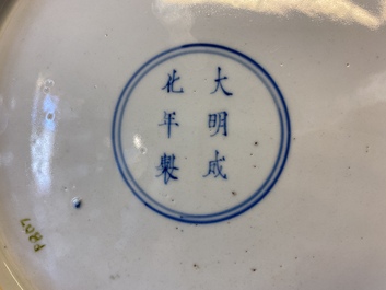 Een Chinese ijzerrode 'draken' schotel, Chenghua merk, Kangxi