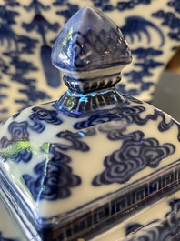 Un vase couvert en porcelaine de Chine en bleu et blanc &agrave; d&eacute;cor de chauve-souris et nuages, marque et &eacute;poque de Qianlong