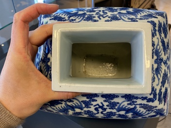 Un vase couvert en porcelaine de Chine en bleu et blanc &agrave; d&eacute;cor de chauve-souris et nuages, marque et &eacute;poque de Qianlong