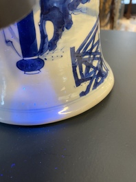 Un vase de forme 'gu' en porcelaine de Chine en bleu et blanc, Kangxi