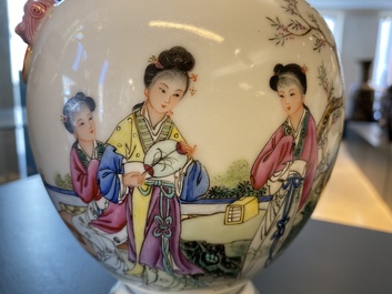 Une paire de vases couverts aux couvercles ajour&eacute;s en porcelaine de Chine famille rose, Qianlong marque, R&eacute;publique