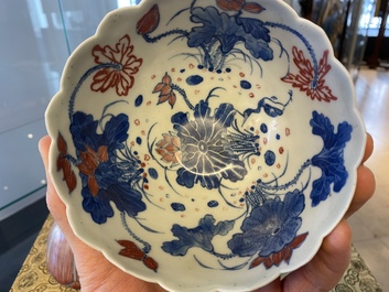 Une paire de bols en forme de lotus en porcelaine de Chine en bleu, blanc et rouge de cuivre, marque de Kangxi, 19&egrave;me