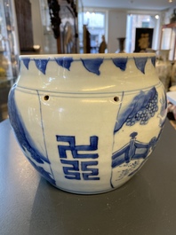 Een Chinese blauw-witte 'kylin' kom met later houten deksel, Transitie periode