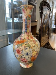 Un vase en porcelaine de Chine famille rose &agrave; d&eacute;cor millefleurs, marque de Qianlong, R&eacute;publique