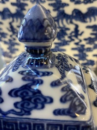 Un vase couvert en porcelaine de Chine en bleu et blanc &agrave; d&eacute;cor de chauve-souris et nuages, marque et &eacute;poque de Qianlong