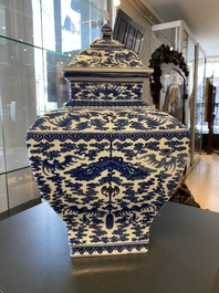 Un vase couvert en porcelaine de Chine en bleu et blanc &agrave; d&eacute;cor de chauve-souris et nuages, marque et &eacute;poque de Qianlong