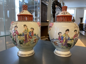 Une paire de vases couverts aux couvercles ajour&eacute;s en porcelaine de Chine famille rose, Qianlong marque, R&eacute;publique