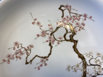 Un plat en porcelaine de Chine famille rose &agrave; d&eacute;cor d'un arbre de prunus, marque de Yongzheng, R&eacute;publique