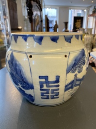 Un bol en porcelaine de Chine en bleu et blanc &agrave; d&eacute;cor de qilins, &eacute;poque Transition