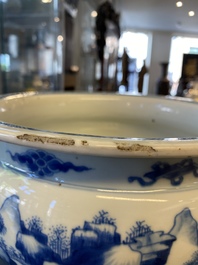 Un br&ucirc;le-parfum tripod en porcelaine de Chine en bleu et blanc, Kangxi