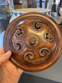 Un bol en porcelaine de Chine en bleu et blanc &agrave; d&eacute;cor de qilins, &eacute;poque Transition