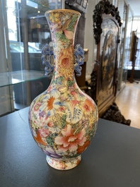 Un vase en porcelaine de Chine famille rose &agrave; d&eacute;cor millefleurs, marque de Qianlong, R&eacute;publique