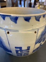 Un bol en porcelaine de Chine en bleu et blanc &agrave; d&eacute;cor de qilins, &eacute;poque Transition